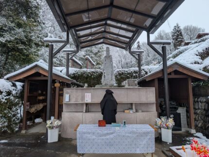 雪のなか月例法要