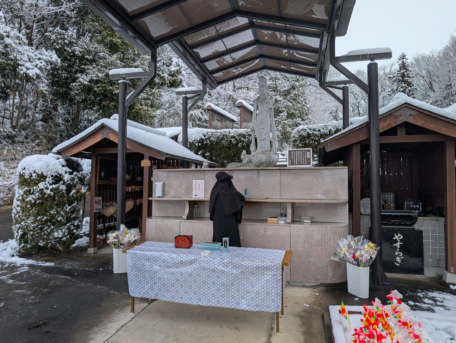 雪に包まれて月例法要